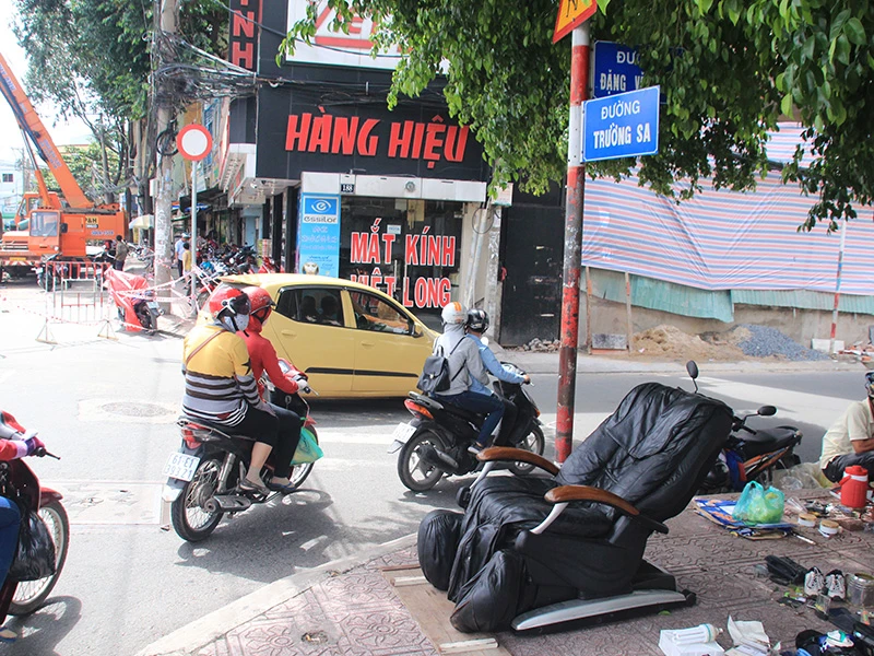 Lực lượng chức năng cũng tiến hành phân luồng giao thông, phong tỏa hiện trường vụ việc từ xa để tránh ùn ứ